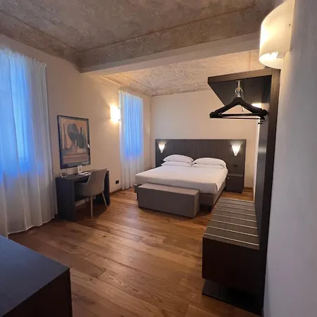 Boutique Antiche Mura サルッツォ